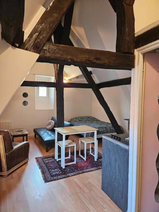 Апартаменты Le Petit Medieval Монлюсон Экстерьер фото